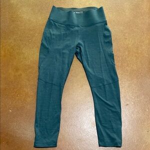 OV High-Waisted Cropped Leggings